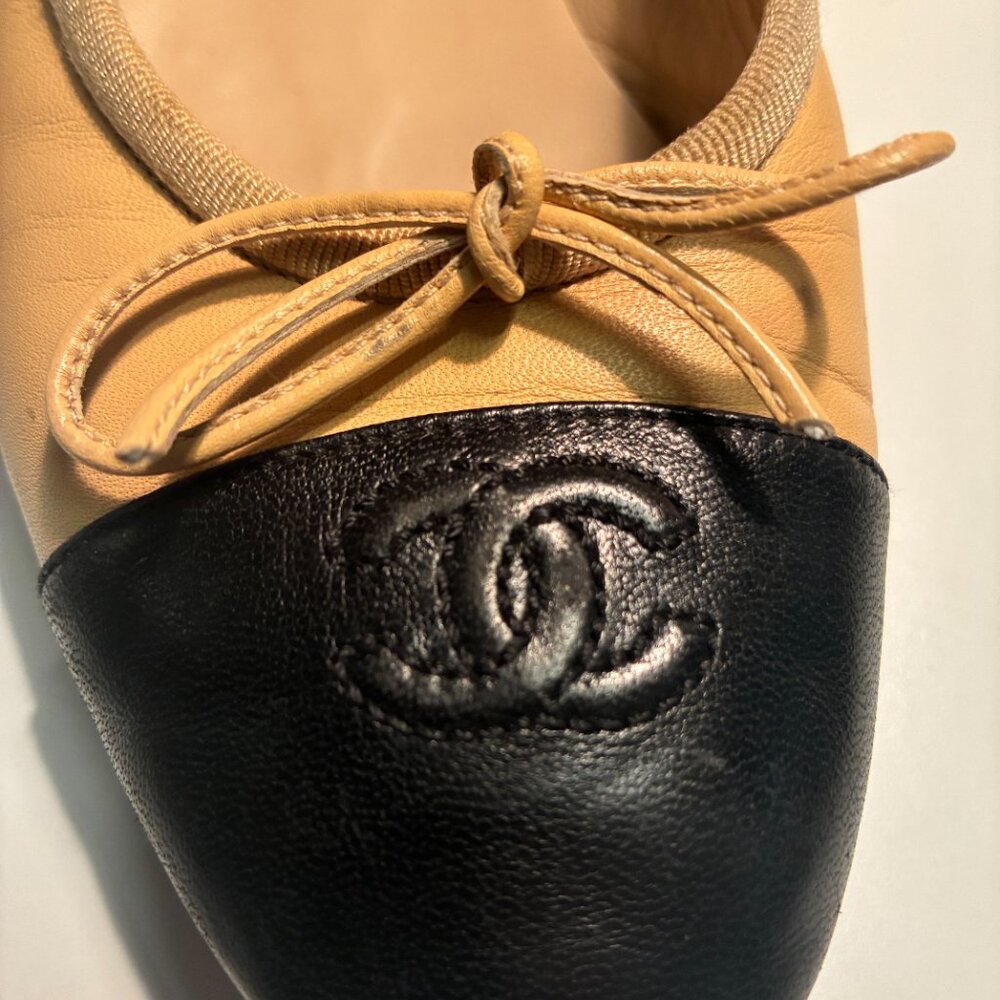 CHANEL Two-Tone cap toe Beige and Black Ballerina flats - Picture 14 of 14